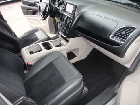 Used 2018 Dodge Grand Caravan SXT FWD image 15