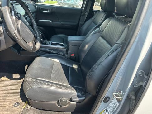 Used 2019 Toyota Tacoma TRD Off-Road w/ TRD Premium Off Road Package AWD/4WD image 5