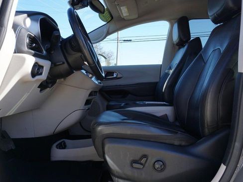 Used 2021 Chrysler Pacifica Touring-L image 20