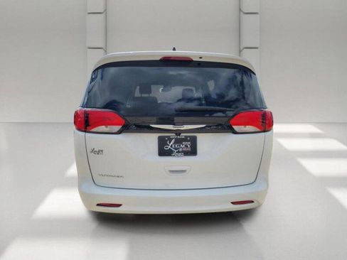Used 2023 Chrysler Voyager LX FWD image 5