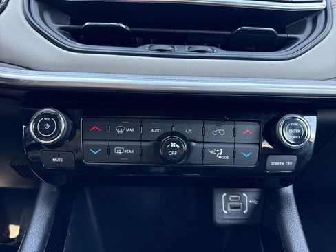 Used 2025 Jeep Compass Limited image 20