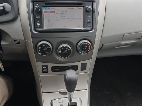 Used 2013 Toyota Corolla LE FWD image 2