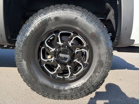 Used 2018 Chevrolet Silverado 1500 LT w/ Texas Edition image 13