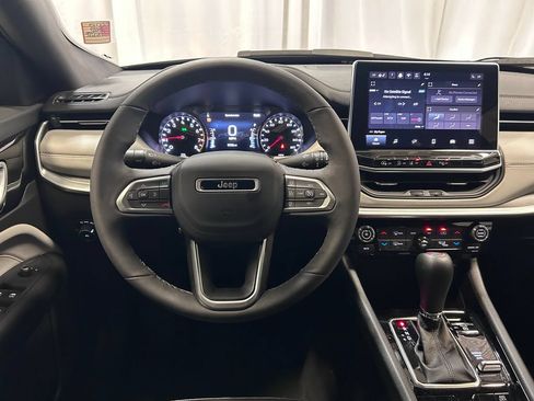Used 2025 Jeep Compass Limited AWD/4WD image 3