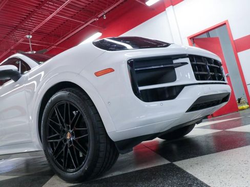 Used 2025 Porsche Cayenne image 35