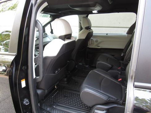 Used 2025 Toyota Sienna XSE AWD/4WD image 15