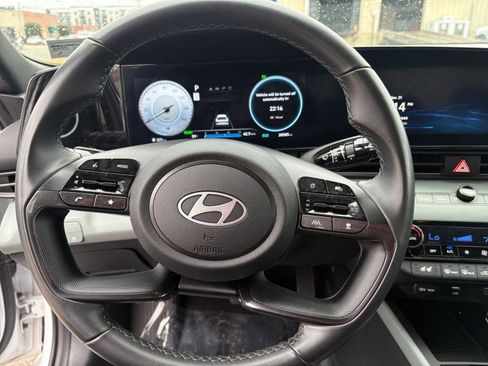 Used 2025 Hyundai Elantra Limited image 27