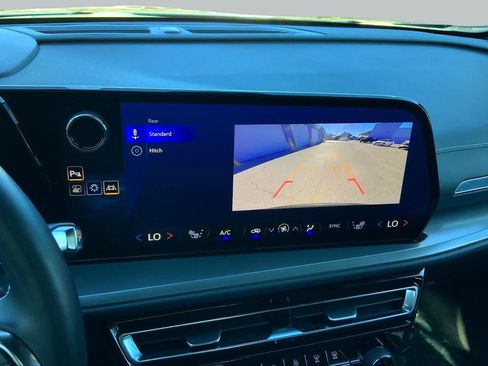 Used 2025 Chevrolet Traverse LT FWD image 27