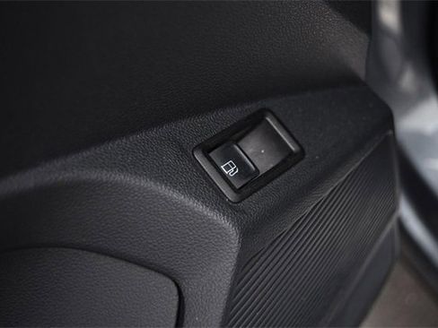 Certified 2022 Volkswagen Taos SE w/ Panoramic Sunroof Package image 9