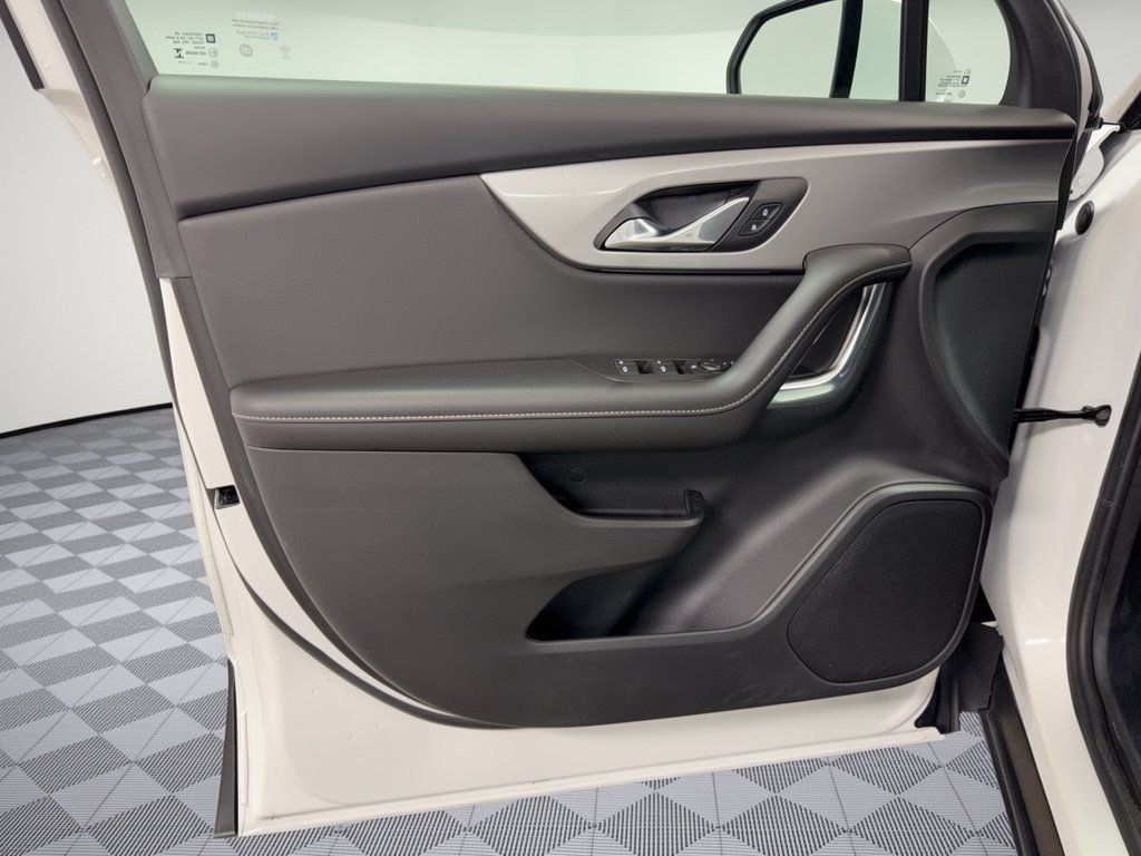 Used 2025 Chevrolet Blazer LT FWD image 14