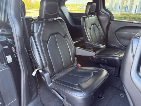 Used 2025 Chrysler Pacifica Select FWD image 37