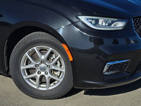 Used 2023 Chrysler Pacifica Touring-L FWD image 9