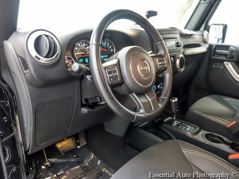 Used 2016 Jeep Wrangler Unlimited Sahara w/ Connectivity Group AWD/4WD image 10