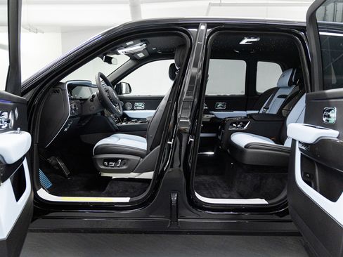New 2026 Rolls-Royce Cullinan Black Badge image 24