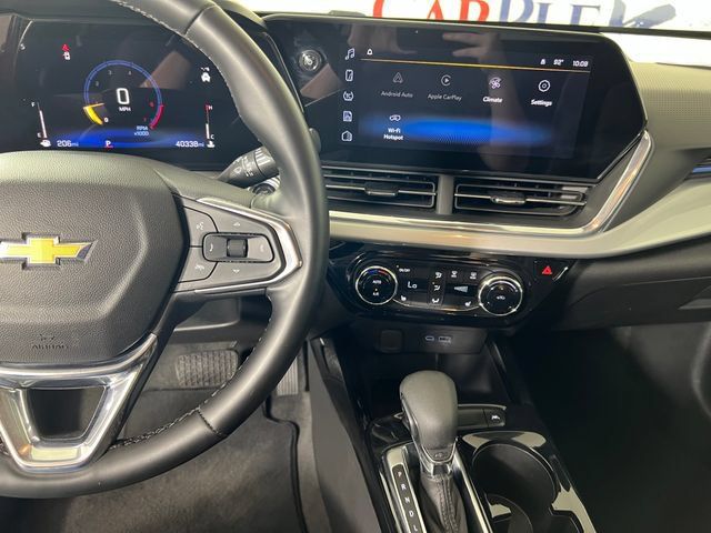 Used 2025 Chevrolet Trax LT w/ LT Convenience Package FWD image 17