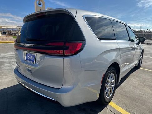 Used 2024 Chrysler Pacifica Touring-L image 5