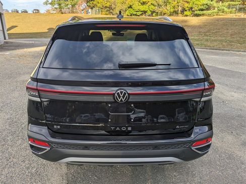 New 2026 Volkswagen Taos SE image 5