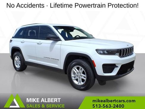 Used 2023 Jeep Grand Cherokee Laredo AWD/4WD image 1