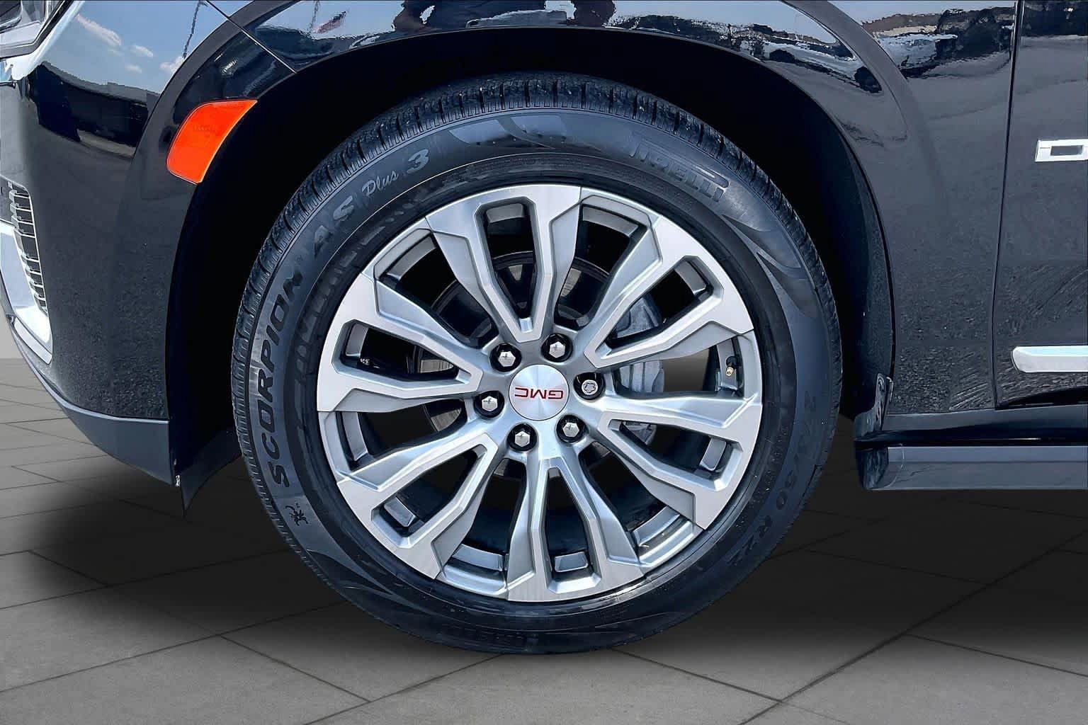 Used 2021 GMC Yukon Denali w/ Denali Ultimate Package AWD/4WD image 11
