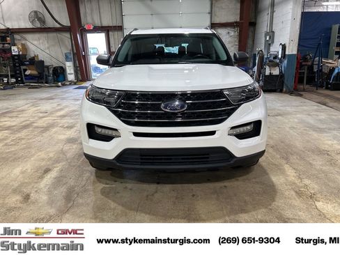 Used 2023 Ford Explorer XLT AWD/4WD image 12