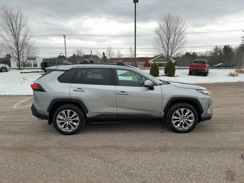 Used 2025 Toyota RAV4 XLE Premium image 4