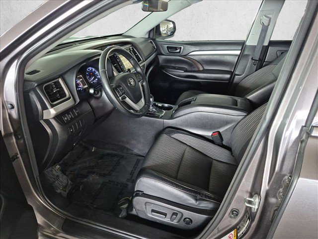 Used 2018 Toyota Highlander Plus FWD image 16
