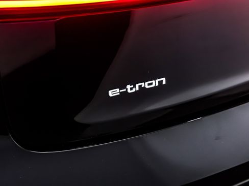 Used 2022 Audi e-tron Premium image 9