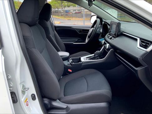 Used 2019 Toyota RAV4 LE image 9