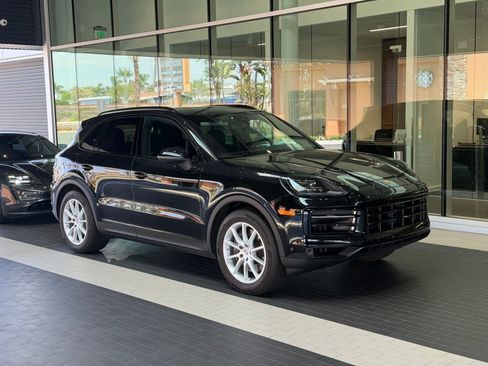 Certified 2025 Porsche Cayenne AWD/4WD image 16