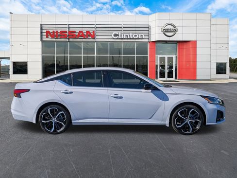 New 2025 Nissan Altima 2.5 SR image 2