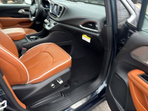 Used 2024 Chrysler Pacifica Pinnacle image 21