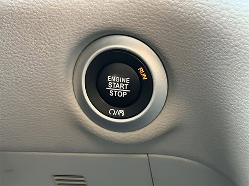 Used 2024 Chrysler Pacifica Select image 22