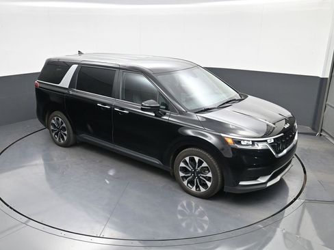 Used 2022 Kia Carnival EX image 24