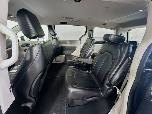 Used 2023 Chrysler Pacifica Touring-L FWD image 26