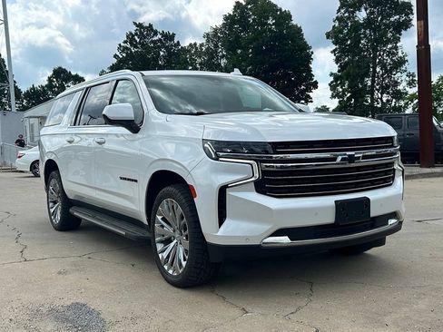 Used 2022 Chevrolet Suburban LT AWD/4WD image 4