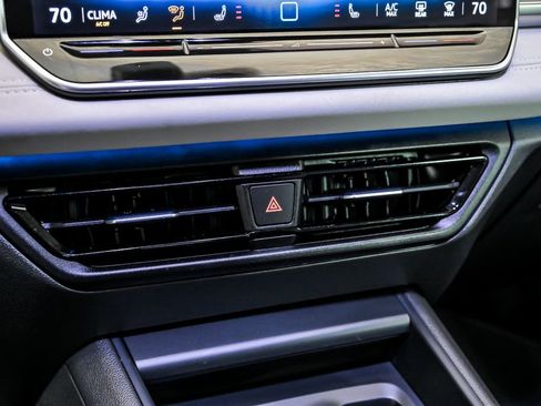 Used 2025 Volkswagen Tiguan SE AWD/4WD image 23