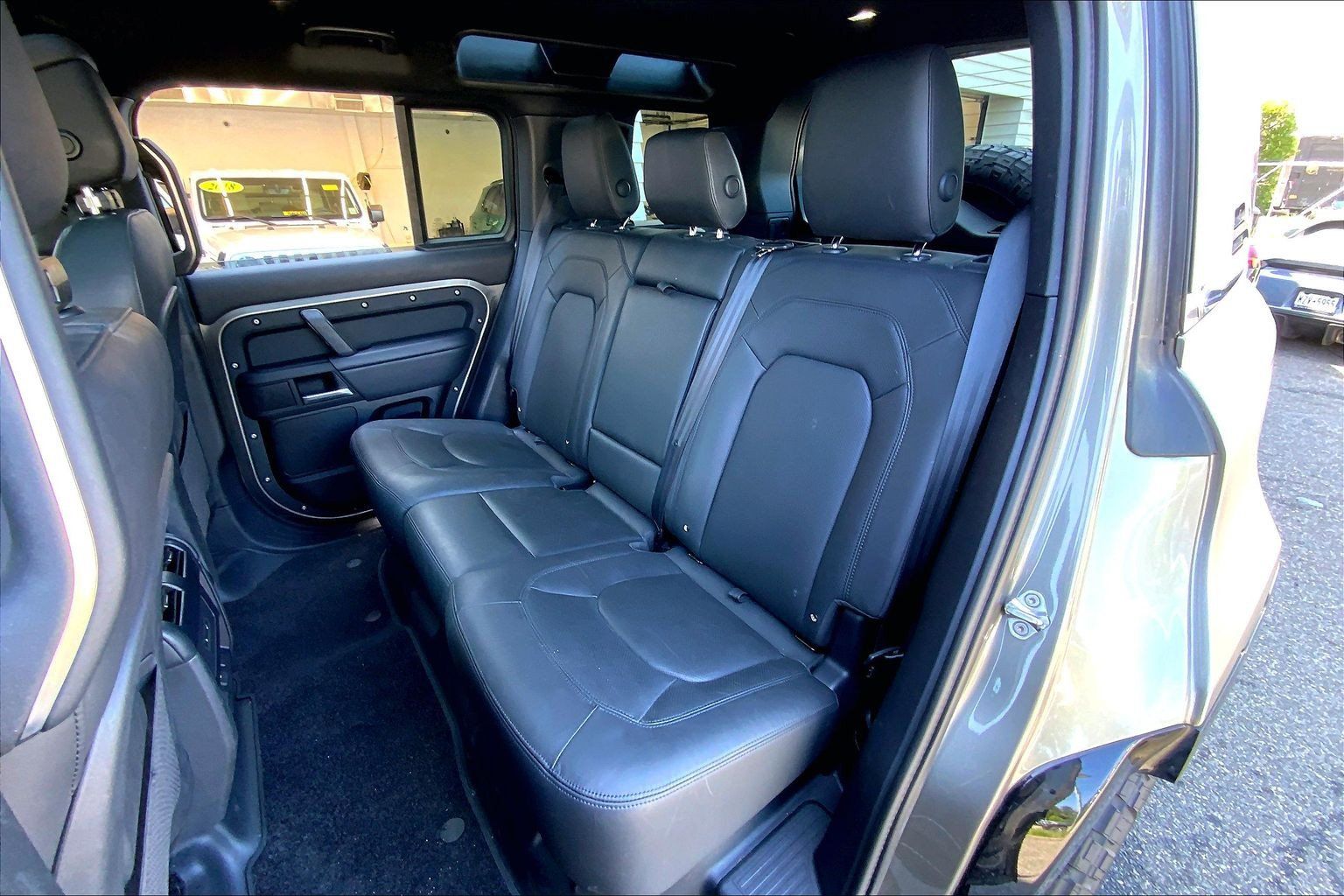 Used 2025 Land Rover Defender 110 X-Dynamic SE AWD/4WD image 22