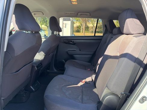 Used 2020 Toyota Highlander L image 10