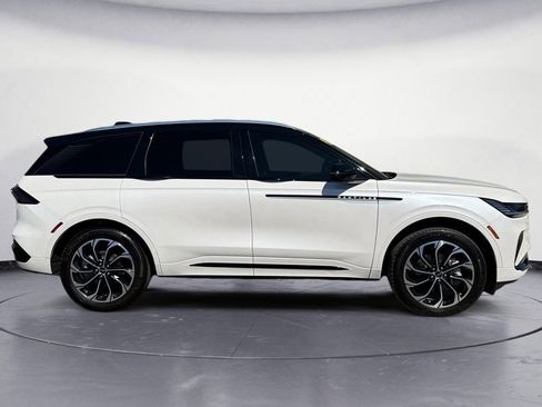 Used 2025 Lincoln Nautilus Reserve AWD/4WD image 8