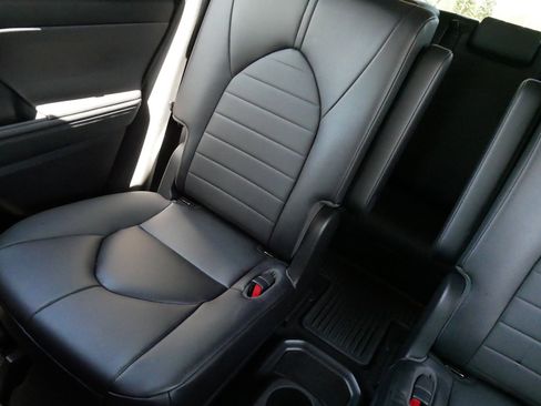 Used 2023 Toyota Highlander XLE AWD/4WD image 12