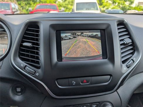 Used 2020 Jeep Cherokee Latitude Plus AWD/4WD image 29