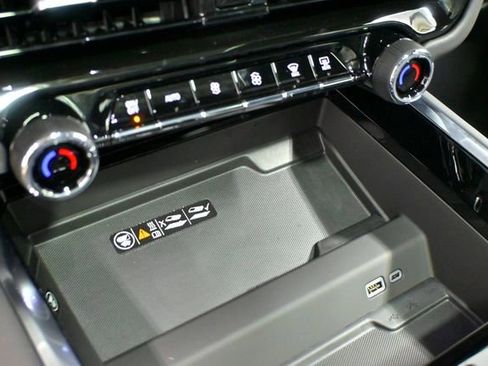 New 2026 Chevrolet Suburban Premier AWD/4WD image 30