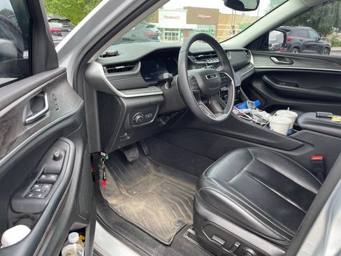 Used 2023 Jeep Grand Cherokee L Limited AWD/4WD image 5