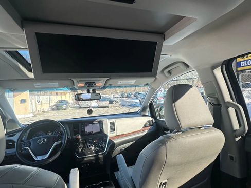 Used 2015 Toyota Sienna Limited image 23