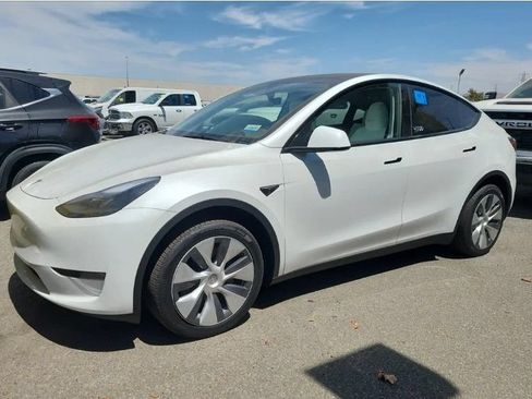 Used 2024 Tesla Model Y Long Range AWD/4WD image 1