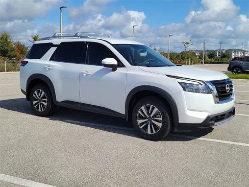 Certified 2025 Nissan Pathfinder SL image 2