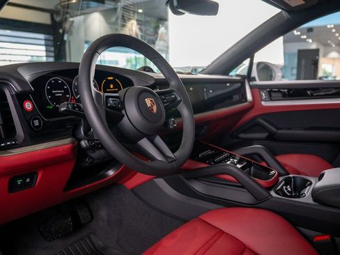 New 2025 Porsche Cayenne Coupe image 4