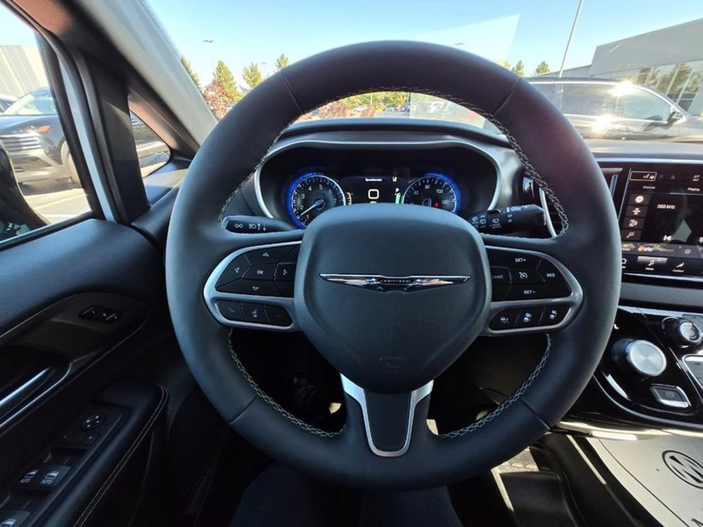 Used 2026 Chrysler Pacifica Select FWD image 9