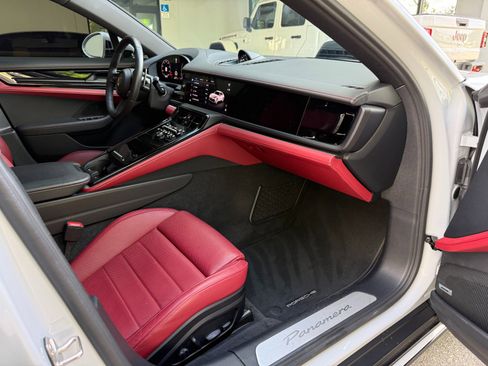 Used 2024 Porsche Panamera image 29