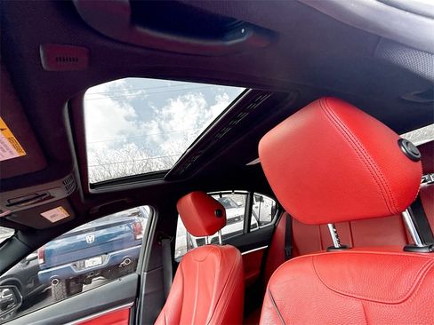 Used 2018 BMW 330e image 24